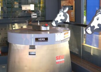Novo robô da SEW Eurodrive é capaz de elevar a produção de leite em 2 litros por vaca ao dia