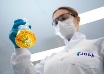 Programa da JBS transforma 26 milhões de litros de óleo de cozinha usados em biodiesel