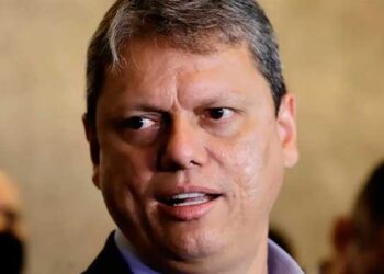 Tarcísio quer apertar cerco contra PCC em combustíveis