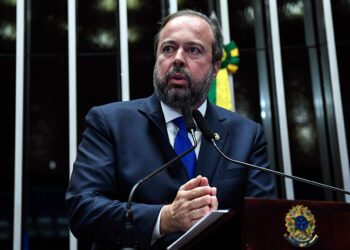 Brasil fará leilão para contratar armazenagem de energia em baterias em 2025, diz Silveira