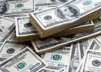 Dólar avança nesta sexta-feira com foco em dados econômicos dos EUA e cenário fiscal no Brasil