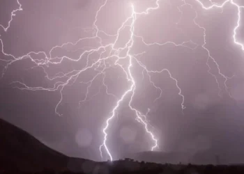 Chuva com raios e trovoadas se espalham em duas regiões nesta quinta