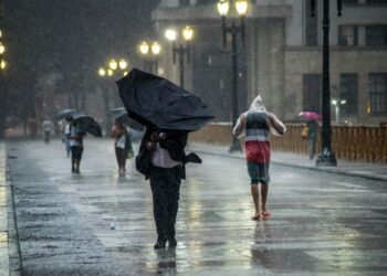 Segunda-feira com céu nublado e chuviscos na capital paulista