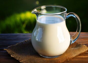 Aquisição de leite desacelera e fica em segundo lugar na série histórica