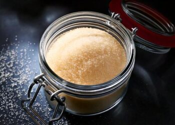 Futuro do açúcar atinge mínima de 20 dias pressionado por clima no Brasil