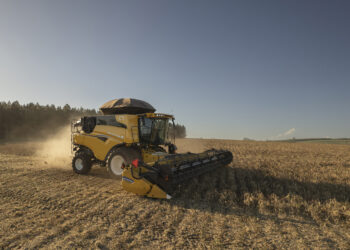 Após bater recorde de colheita, New Holland renova linha CR e lança a maior colheitadeira do mundo de duplo rotor na Agrishow