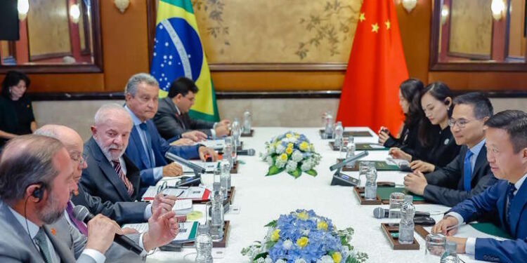Ministro assina acordo com China sobre energia renovável e tecnologias de baixo carbono