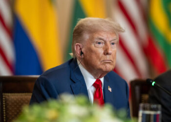 Trump assina decreto que oficializa tarifas de 50% ao Brasil