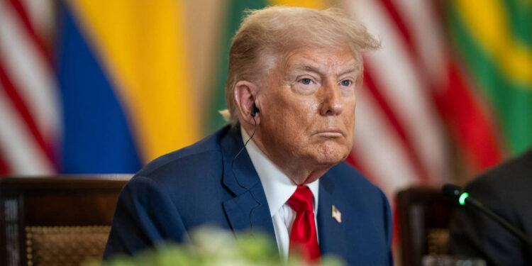 Trump assina decreto que oficializa tarifas de 50% ao Brasil