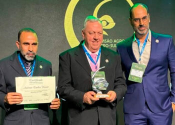 Antônio Viesser, diretor da Enersugar, recebe o Prêmio Visão Agro na categoria “Melhores Gestores”