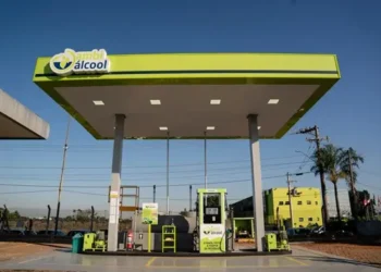 Ambipar passa a abastecer veículos com etanol feito a partir de resíduos alimentares