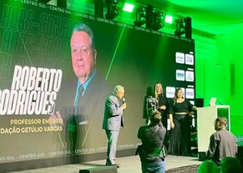 Roberto Rodrigues é homenageado no 14º Prêmio Visão Agro Centro-Sul com a categoria Hors Concours