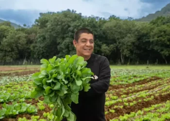 Zeca Pagodinho fecha parceria com Embrapa e doa terreno para projeto de agricultura familiar