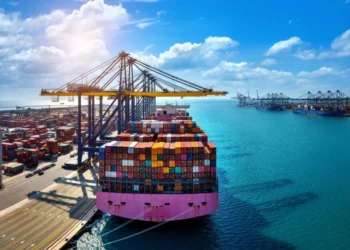 Receita apreende carga de combustível irregular em dois navios no Rio de Janeiro