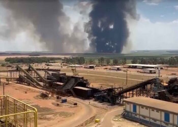 Brigadistas combatem incêndio em plantação de cana próximo à usina da Atvos