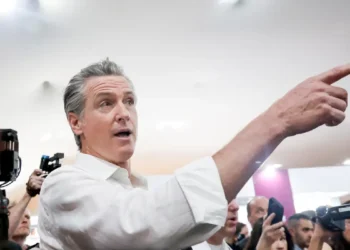 Governador democrata da Califórnia critica ausência dos EUA na COP30