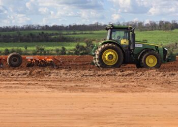 Em parceria, Tereos e Atvos fazem testes de tratores autônomos em canaviais