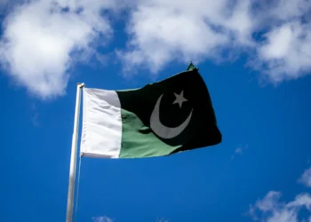 Paquistão anuncia tarifa zero no transporte público para conter alta de combustíveis