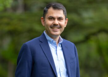 Dizer às nações para abandonarem fósseis “não é realista”, diz chefe da COP31