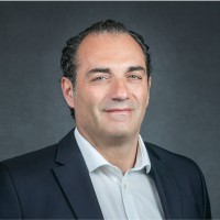 CEO da Stellantis reforça produção nacional e mantém plano de investir no Brasil