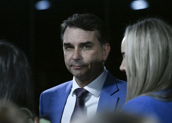 Flávio Bolsonaro: Vamos ter que discutir a quantidade de etanol na gasolina; a gasolina virou etanol