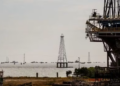 Preços do petróleo sobem quase 3% após novos ataques à Arábia Saudita e ao Estreito de Ormuz