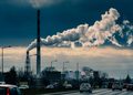 Guerra contra o Irã acelera políticas de energia limpa, mas emissões globais ainda sobem