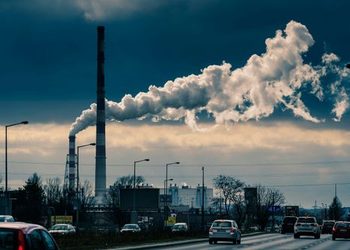 Guerra contra o Irã acelera políticas de energia limpa, mas emissões globais ainda sobem